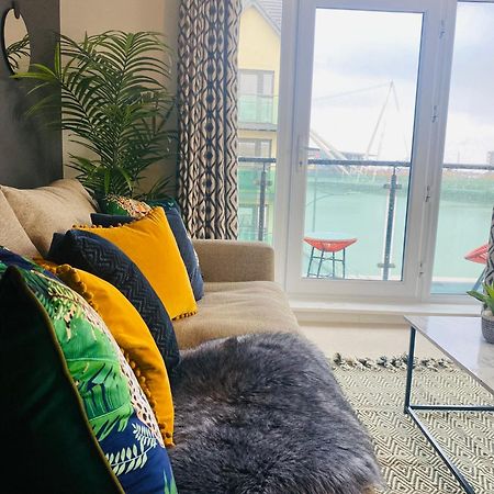 Luxury 2 Bedroom Waterfront Apartment With Balcony 뉴포트 외부 사진