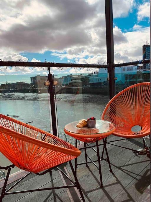 Luxury 2 Bedroom Waterfront Apartment With Balcony 뉴포트 외부 사진