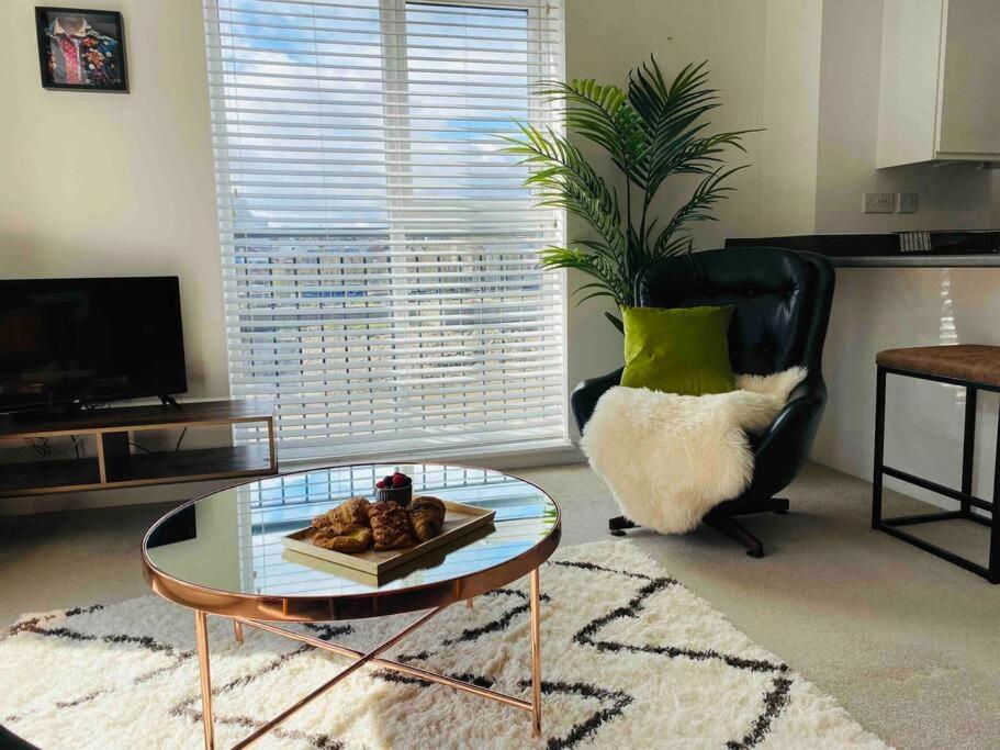 Luxury 2 Bedroom Waterfront Apartment With Balcony 뉴포트 외부 사진