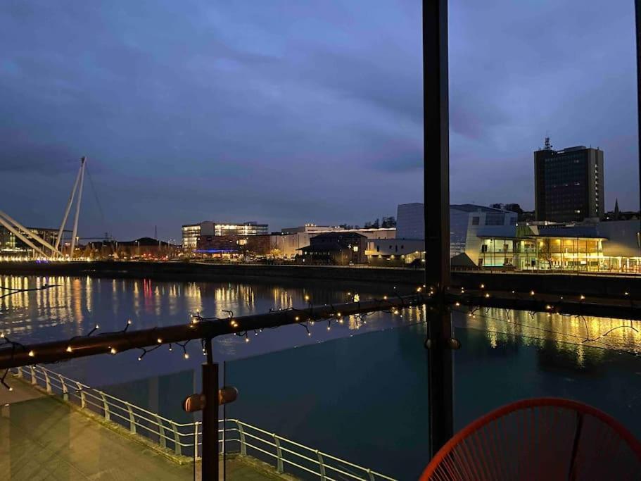 Luxury 2 Bedroom Waterfront Apartment With Balcony 뉴포트 외부 사진