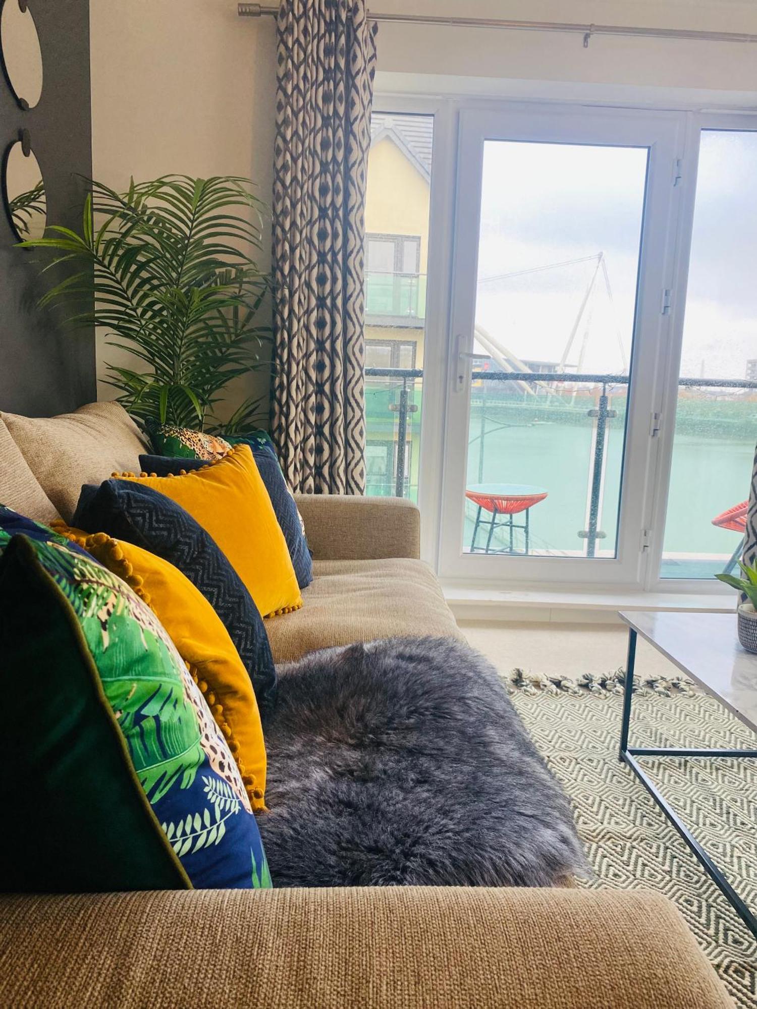 Luxury 2 Bedroom Waterfront Apartment With Balcony 뉴포트 외부 사진